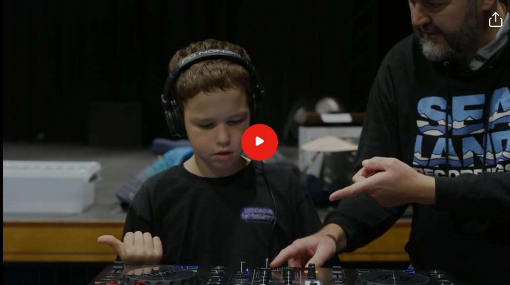 dj-school-t-beest-goes-zeeland-nos-jeugdjournaal-nos-online